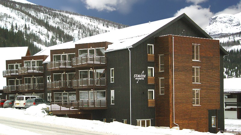 Staven del 1 sedd från bilvägen. Backarna ligger på andra sidan huskroppen